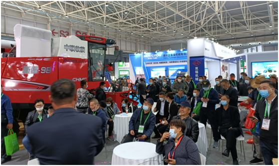 “中國紅、紅動中國”-鄭州中聯(lián)閃耀國際農(nóng)機(jī)展