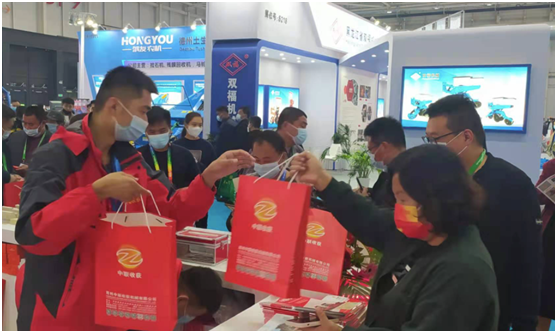 “中國紅、紅動中國”-鄭州中聯(lián)閃耀國際農(nóng)機(jī)展