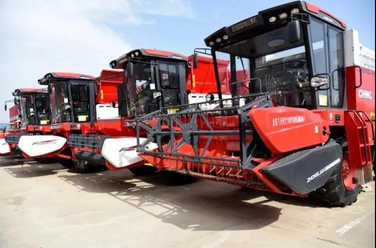 尤美玲:經(jīng)濟效益高是用戶搶購中聯(lián)收獲花生機的原因 12.15-3.jpg